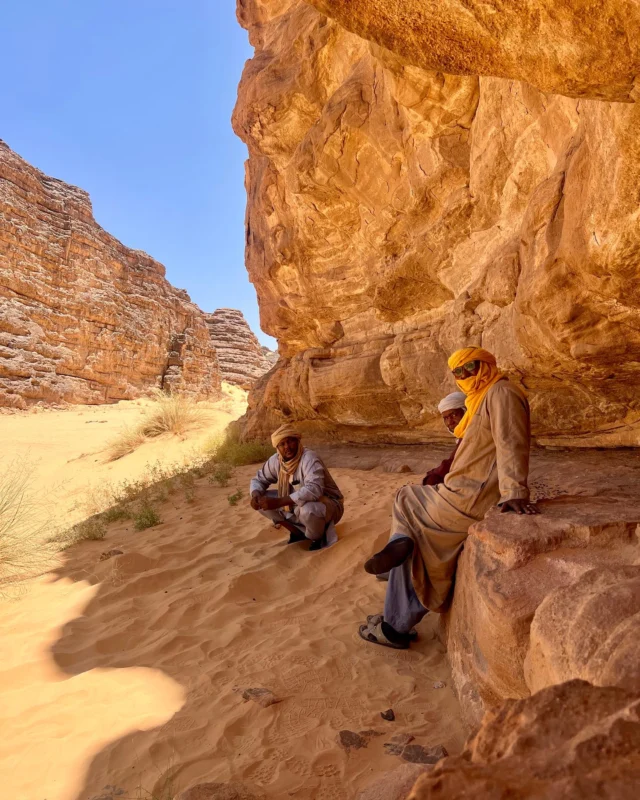 Chi ha visto il Sahara, sa che prima o poi dovrà tornarci. 
Non solo perché ci ha lasciato un pezzo di cuore, ma perché questo deserto immenso, da qualsiasi angolo lo si esplori, cambia forme, colori, prospettive. È un mondo che si svela poco a poco, mai del tutto.

Nelle immagini vedete uno dei suoi volti più affascinanti: il deserto del Tassili n’Ajjer, un vasto altopiano roccioso nel profondo sud-est dell’Algeria, vicino all’oasi di Djanet. 

Un paesaggio scolpito dal vento e dal tempo, fatto di canyon spettacolari, foreste di pietra e onde di sabbia. Un luogo fuori dal tempo, un autentico museo a cielo aperto.

Sulle sue pareti rocciose si conservano pitture rupestri preistoriche che risalgono fino a 12.000 anni fa: scene di caccia, di vita quotidiana, animali oggi scomparsi dal deserto. Testimonianze di un’epoca in cui il Sahara era verde, fertile, abitato.

Patrimonio dell’Umanità UNESCO dal 1982, il Tassili è la terra dei Tuareg, il popolo berbero che ne custodisce l’anima e le tradizioni. 

#sahara #saharadesert #désert #desertoasis #desertodosaara #deserto #algeria #djanet #adventure #archeologia #archeologylovers #archeology #algeriatravel #experiencetravel #travel #tassili #veraclasse #viaggio